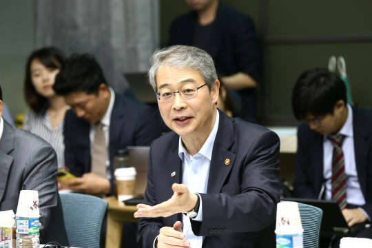 임종룡 금융위원장이 20일 오전 경기도 판교 H스퀘어에서 열린 크라우드펀딩 현장 간담회에서 관련 업계의 의견에 답변하고 있다. 사진= 금융위원회 제공